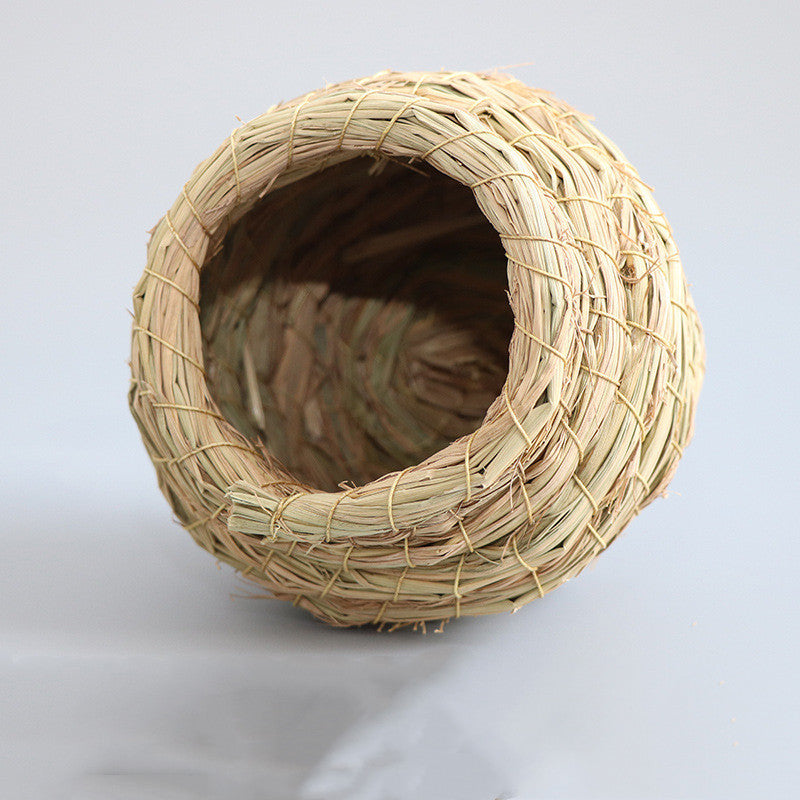 Comfortable Cozy and natural Straw Warm Bird Nest.